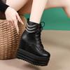 Modne damskie modne kozaki na platformie 13 cm Modne zapięcie na zamek błyskawiczny z boku Pasek z klamrą Design Zwiększające wysokość Stylowe kozaki do połowy łydki Obcas klinowy