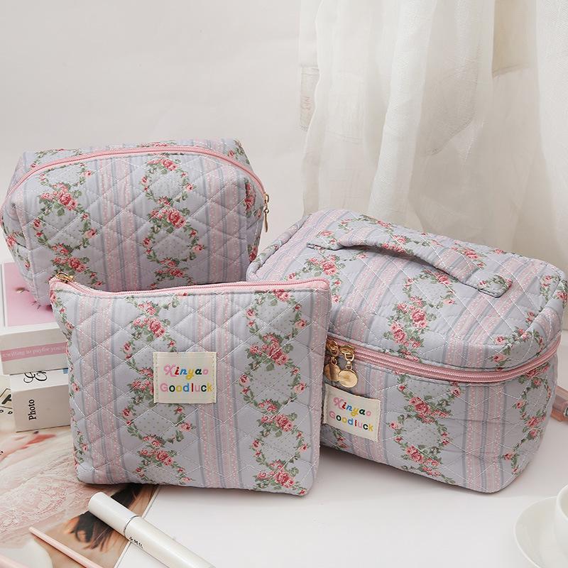 High-Capacity Quilted Floral Cosmetic Bag - Stylish, Compact, and Convenient