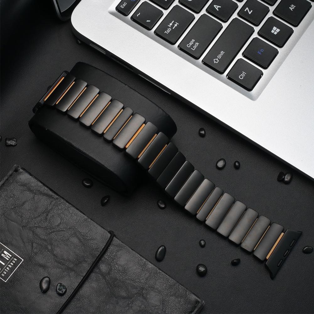 Cinturino in Gomma Fluoroelastomero di Titanio per Apple Watch Ultra 3 2 49mm Serie 10 11 46mm Cinturino per Iwatch 9 8 7 45mm 6 5 SE 3 44mm