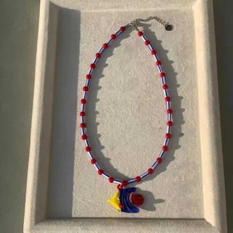 Exquisite Beaded Necklace with Glass Fish Pendant Handmade Clavicle Chain Unisex Choker Versatile Accessory for Women
