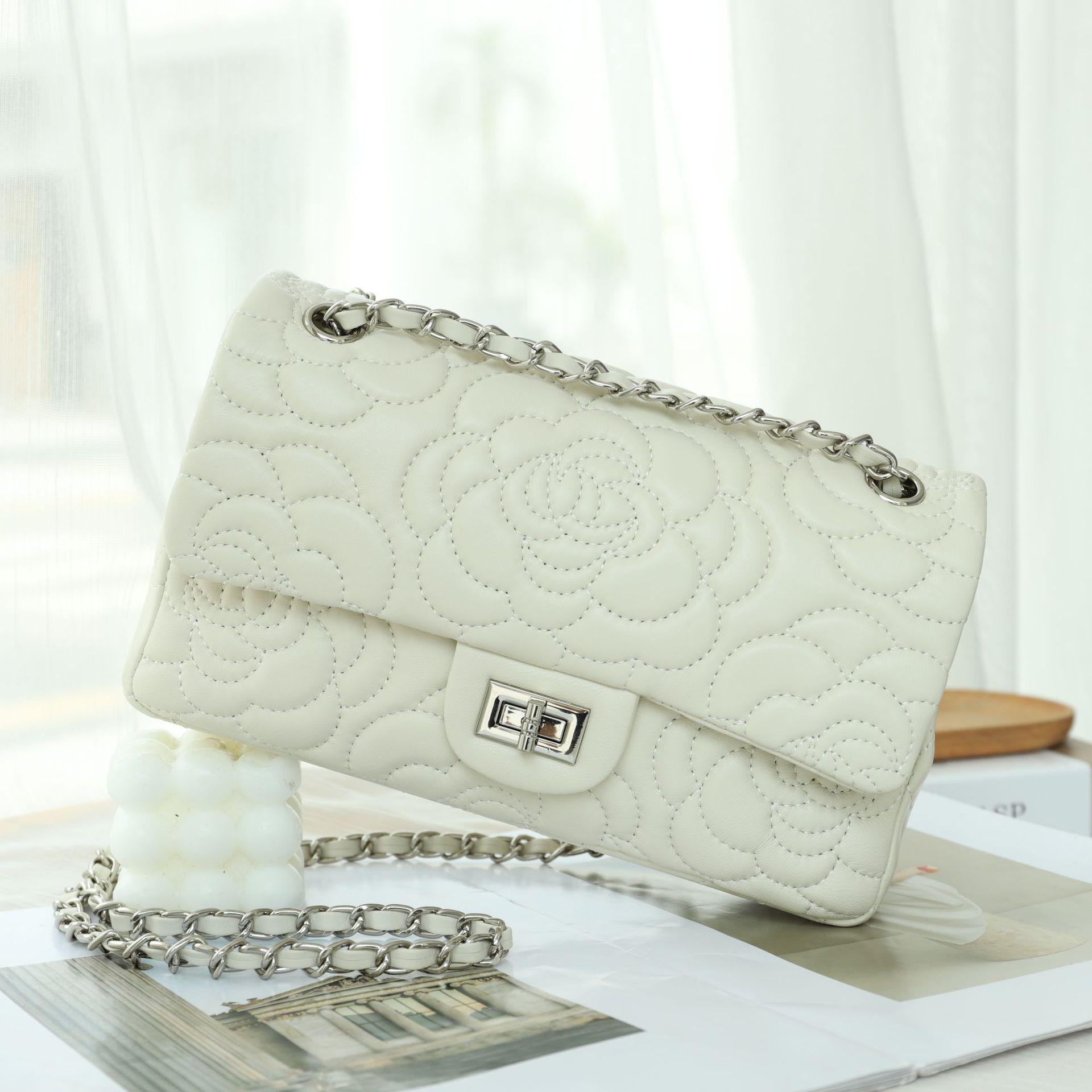 

Элегантная сумка-цепочка Camellia 2025 года: Ароматная, высококачественная козья кожа, квадратный дизайн 26cm x 8cm x 15cm