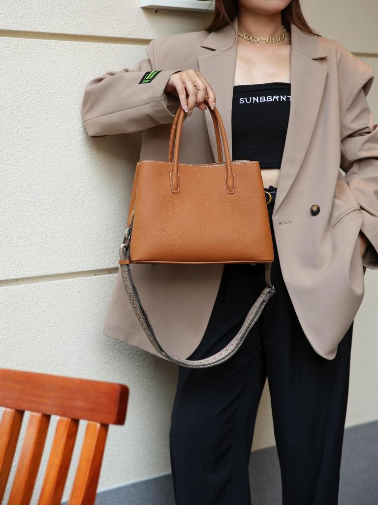 2025 Women's High-End Genuine Leather Shoulder, Handbag, and Crossbody Bag - Large Capacity, Luxurious Cowhide Commuter Design.