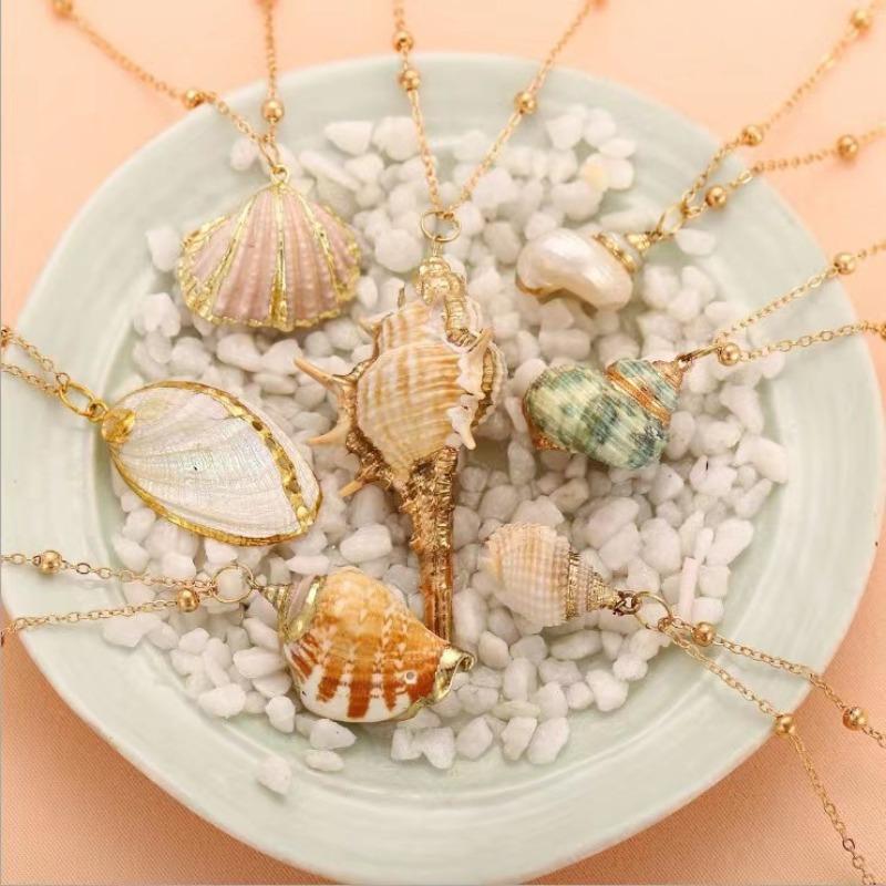 European and American Gold-plated Edge Beach Conch Pendant Necklace, Female Creative Retro Natural Conch Necklace