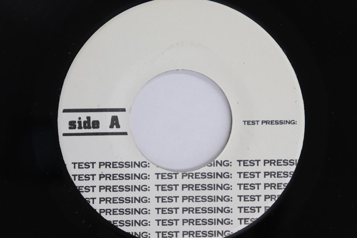 

7-дюймовая пластинка JUNIOR ROSS & THE SPEARS - Rough Way Ahead НЕТ НЕ НА ЛЕЙБЛЕ Великобритания Регги, Ска и Даб Б/У