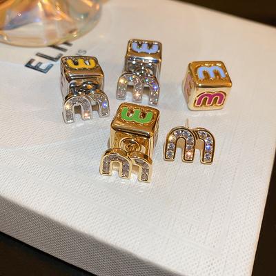 Pendientes de botón con colgante de letra M de cristal de lujo ALTERA para mujer Diseño de nueva llegada Alta calidad Chapado en oro Zircón original Regalos