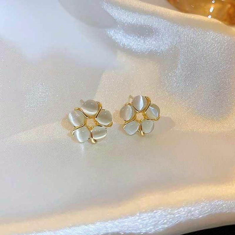 Simple high-end design niche temperament stud earrings women's light luxury fashion personalized earrings exquisite versatile sweet cool earrings