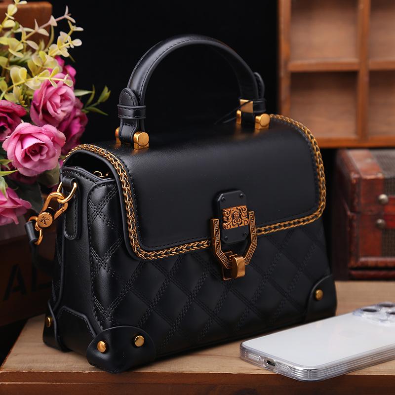 Leather Diamond-shaped Hand-held Small Bag, A Niche and High-end Single-shoulder Crossbody Small Square Bag for Autumn and Winter