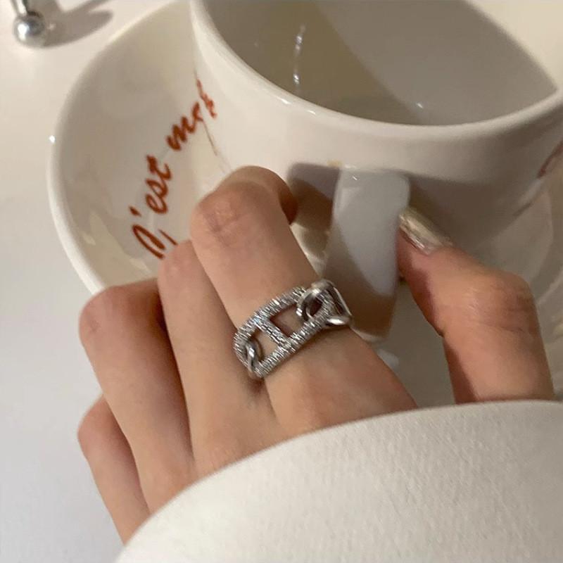 Copper Lightweight Fashionable Ring With Dazzling Rhinestones And Trendy Design