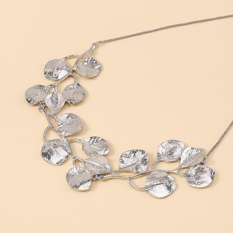 Collana Artistica in Metallo Pendente Foglia Oversize Catena in Lega Texturizzata Gioiello Statement Avant-Garde Boho Regalo