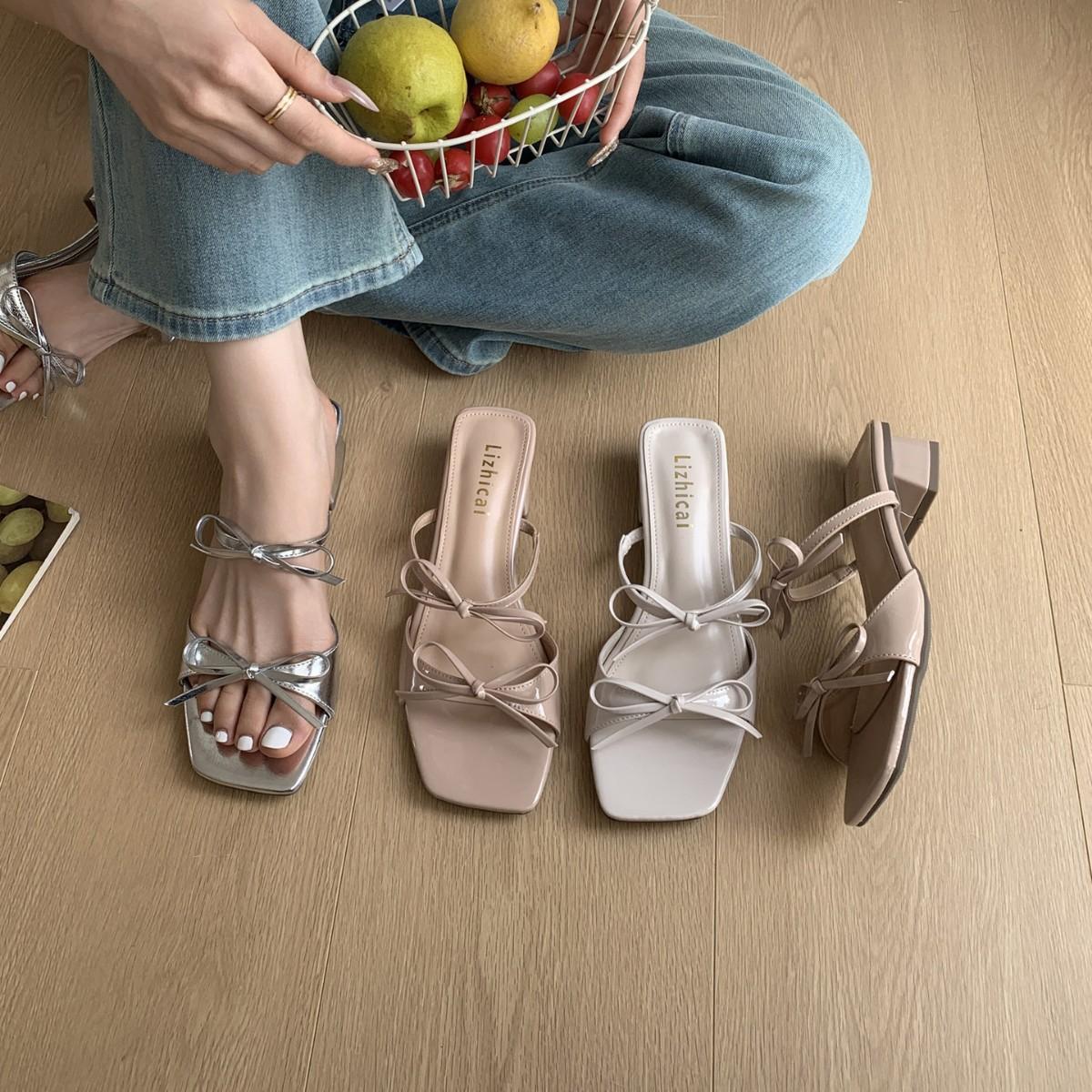

2025 summer new square head thick heel sandals niche French temperament one word cool slippers fairy shoes outside 39 серебряный
