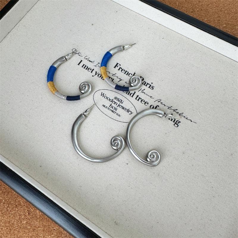 Eleganter C-förmiger Wellen-Ohrklemme: Minimalistische 925er Silber Ohrstecker mit Webdesign für Damen