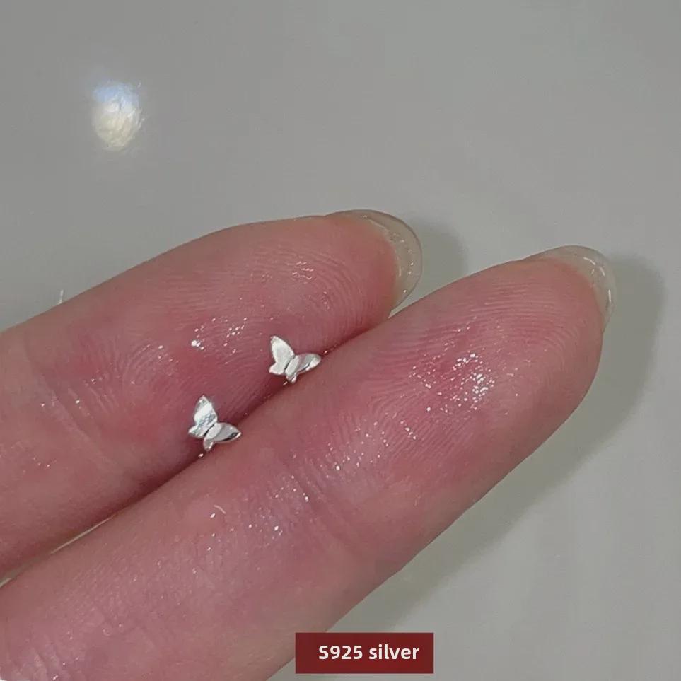 

Жіночі сережки-гвоздики з цирконом і метеликами 925 проби – модний дизайн 2023 року