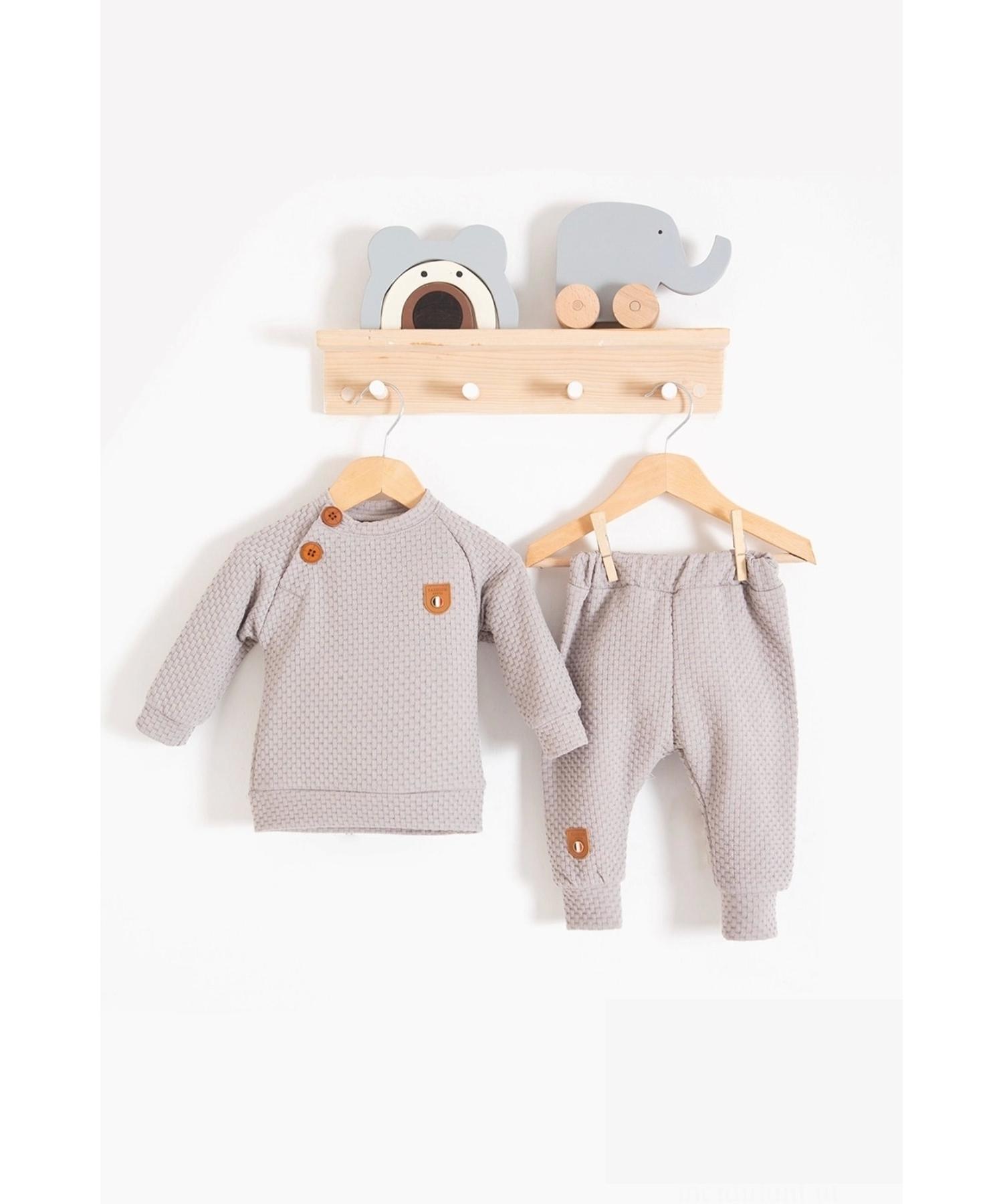 

Жаккардовый комплект из 2 предметов для мальчика с пуговицами на плече