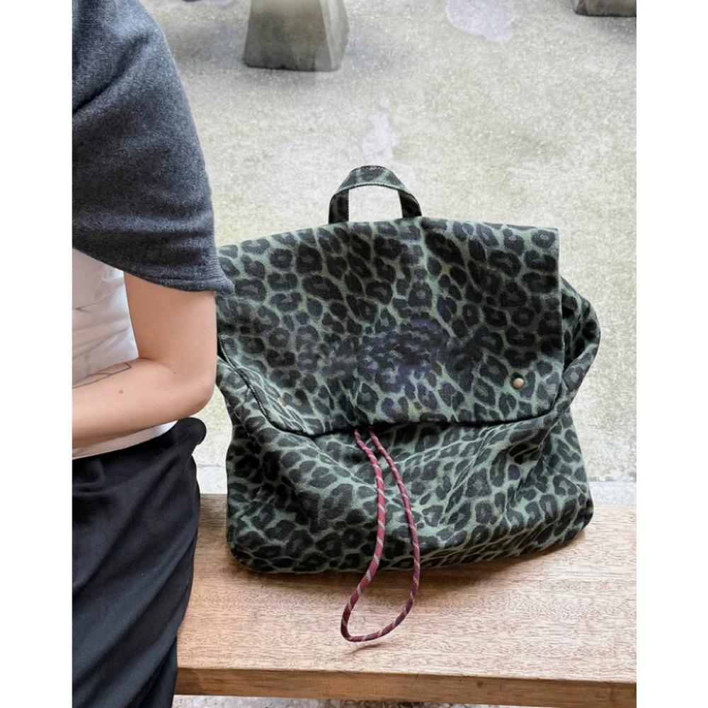 

Tide and cool leopard print canvas backpack women s 2025 new casual large-capacity travel backpack female college student schoolbag