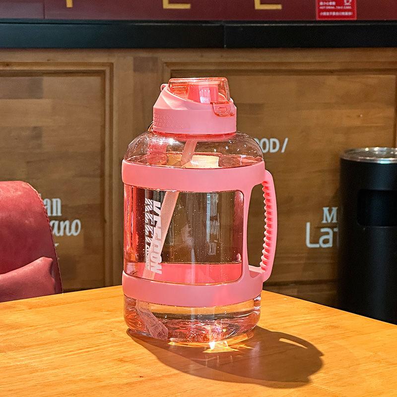 

2-литровая спортивная бутылка для воды с соломой, большие портативные дорожные бутылки для тренировок, спортивная чашка для фитнеса со шкалой времени, не содержит BPA 2000ML