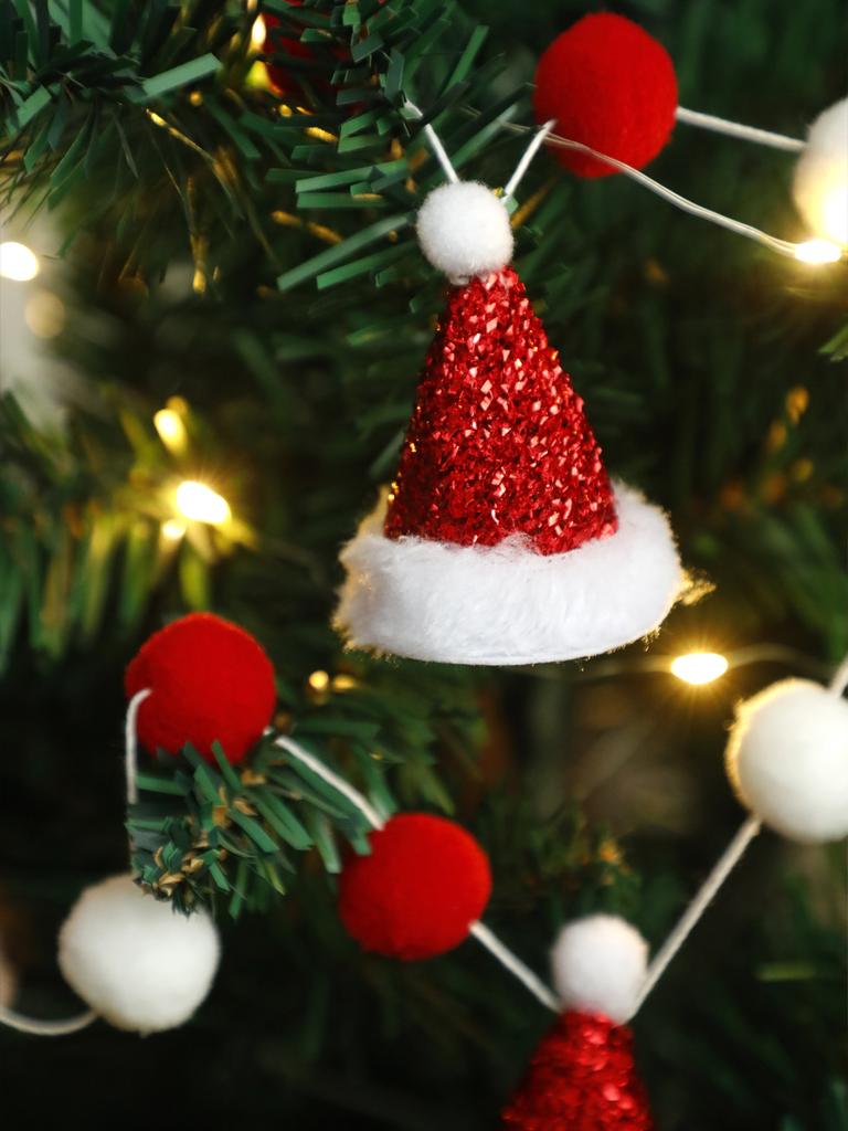 Weihnachts-Nikolausmütze Pompon Girlande Rot & Weiß Filzkugel Schnur Festliche Hängedekoration für Weihnachtsbaum, Kaminwand & Zuhause Geschenk