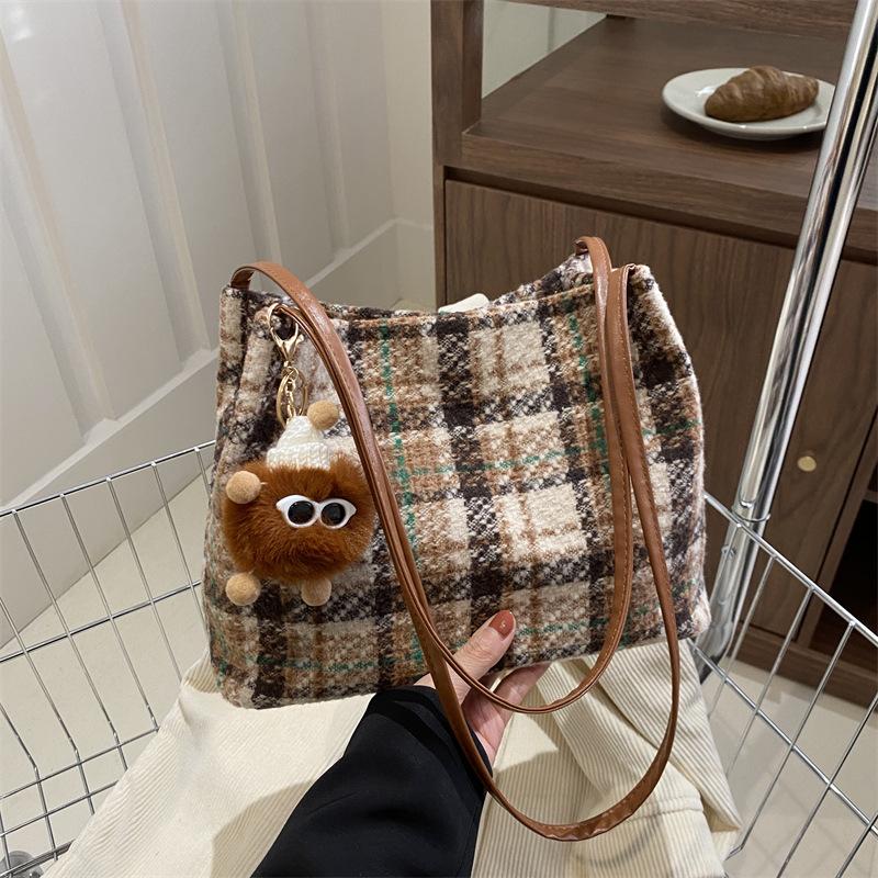 

Модные сумки для женщин с большой вместимостью Новые трендовые весенние и летние холщовые сумки через плечо Модные сумки-тоут для поездок на работу Трендовые with pendant