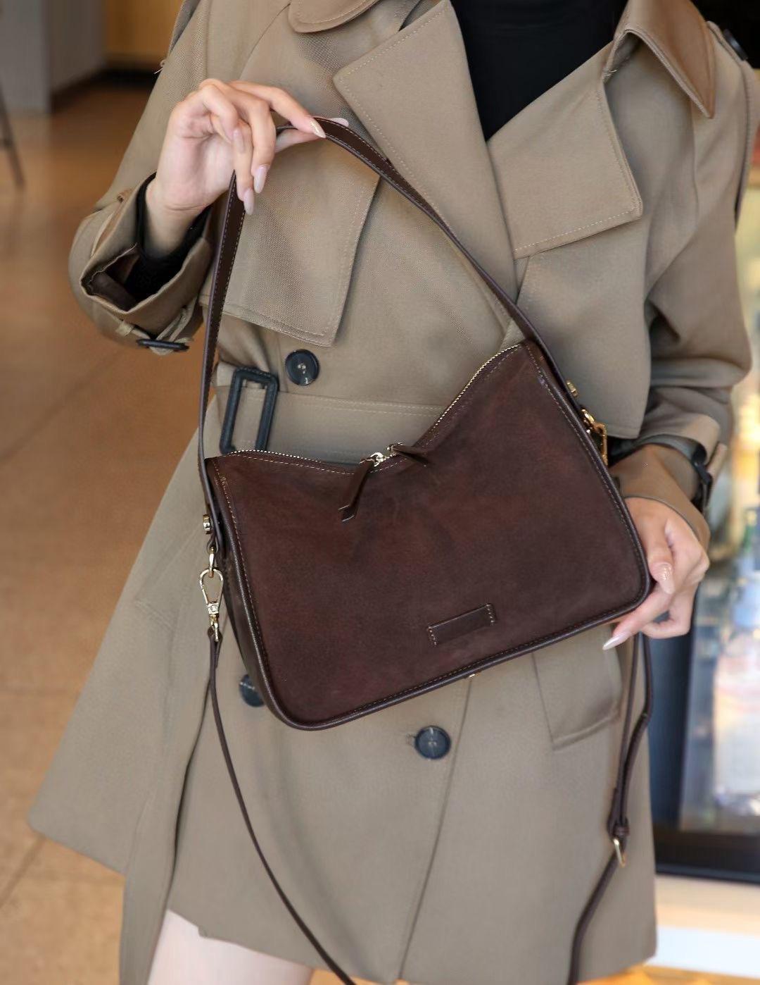 

Velvet cowhide messenger bag autumn and winter new women s bag fashionable retro style large capacity shoulder messenger bag кавовий