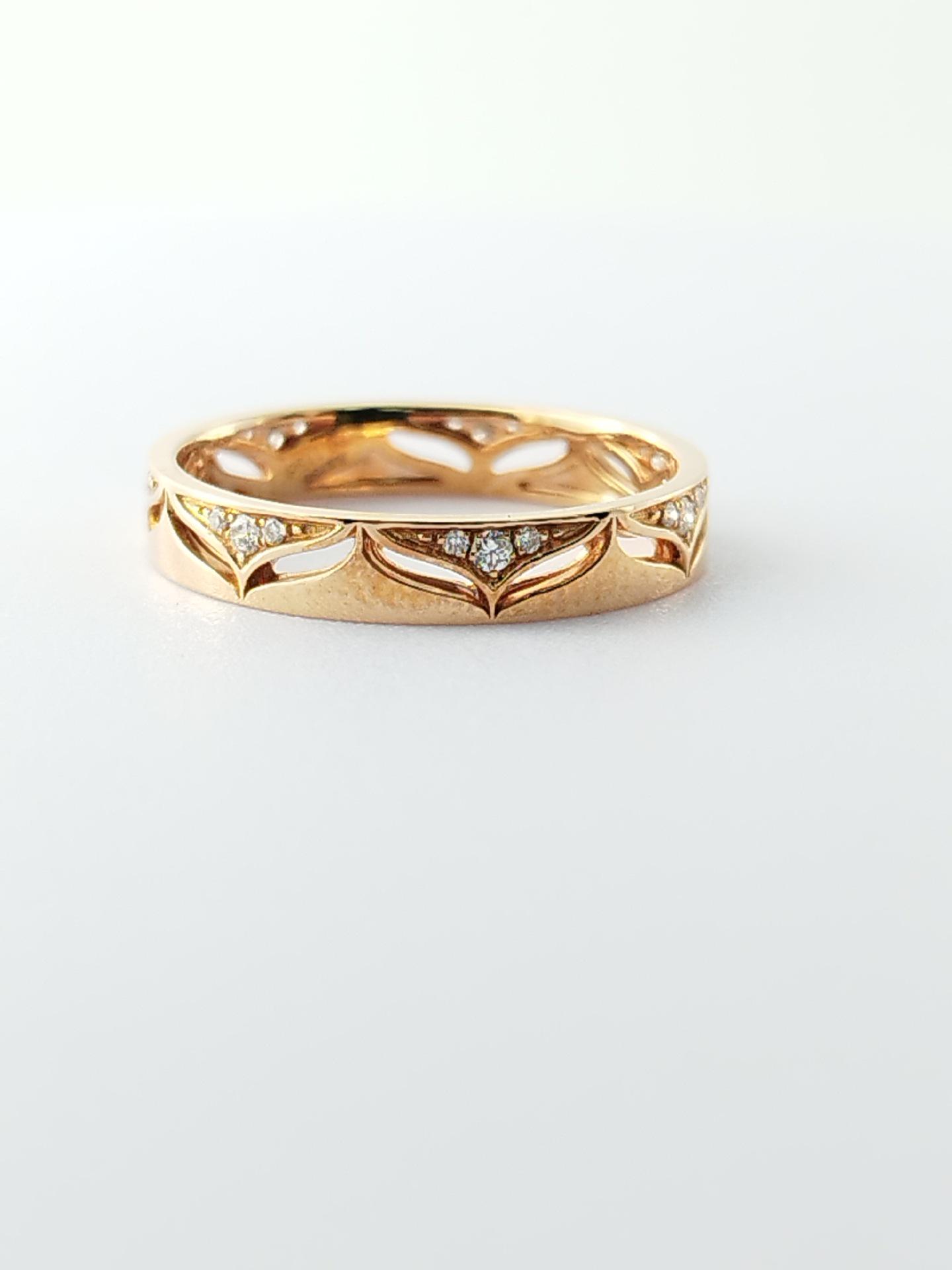 

Кольцо из 18-каратного золота с уникальным ажурным дизайном, мерцающим золотистым оттенком, полностью усыпанное ослепительными бриллиантами, излучающее роскошь и изысканное тепло. Size 10 золотой