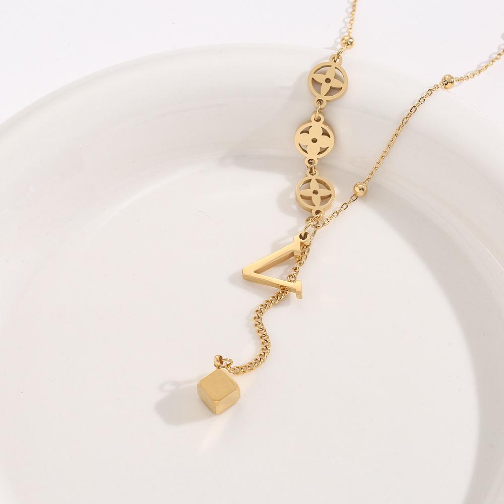 Elegant Gold-Plated Chinese-Style Four-Leaf Clover Necklace with Imitation Hetian Jade Pendant for Women
