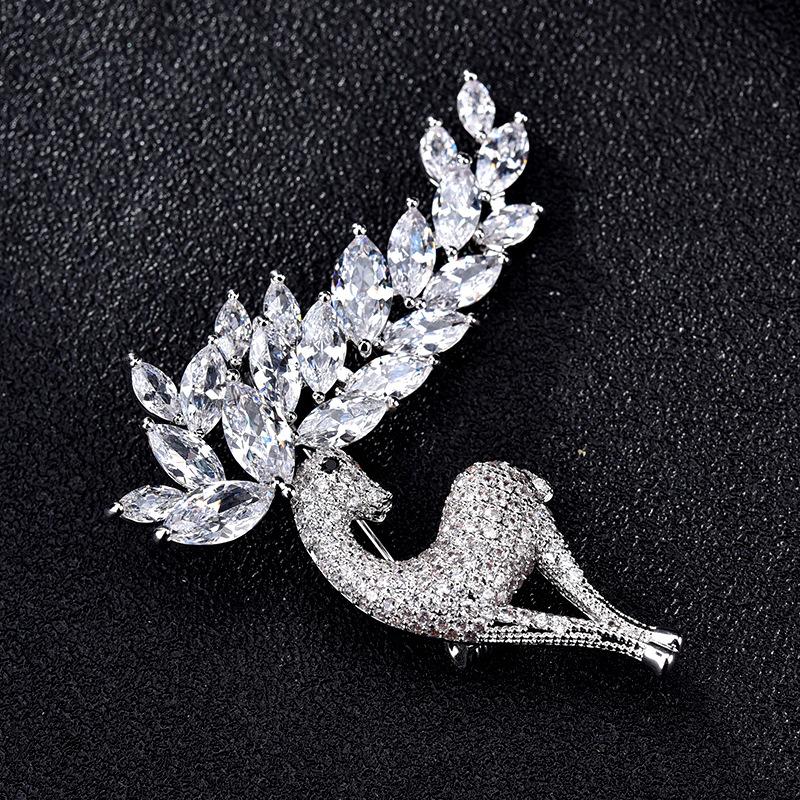 Fashion Rhinestone Deer Shaped Brooch Exquisite Shiny Pin Corsage For Women Girls Clothing Coat Wedding Accessories Gifts