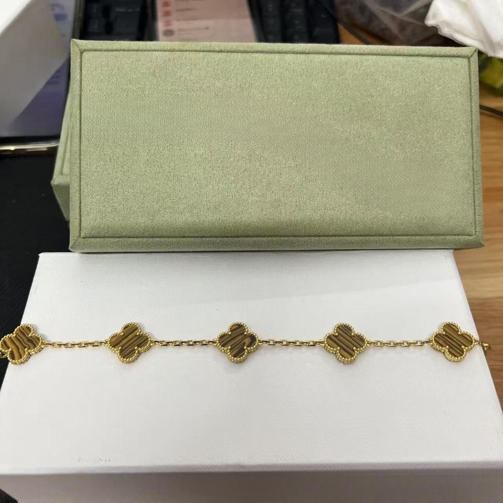 Vierblättriges Klee- und Fünfblüten-Armband mit rotem Achaten - Ein Geschenk für deine Freundin