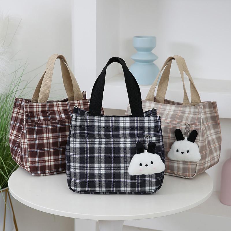 Cartoon Lässiges Karomuster Canvas Vielseitige Handtasche mit Plüschanhänger Büroangestellte Lunchtasche Tragetasche