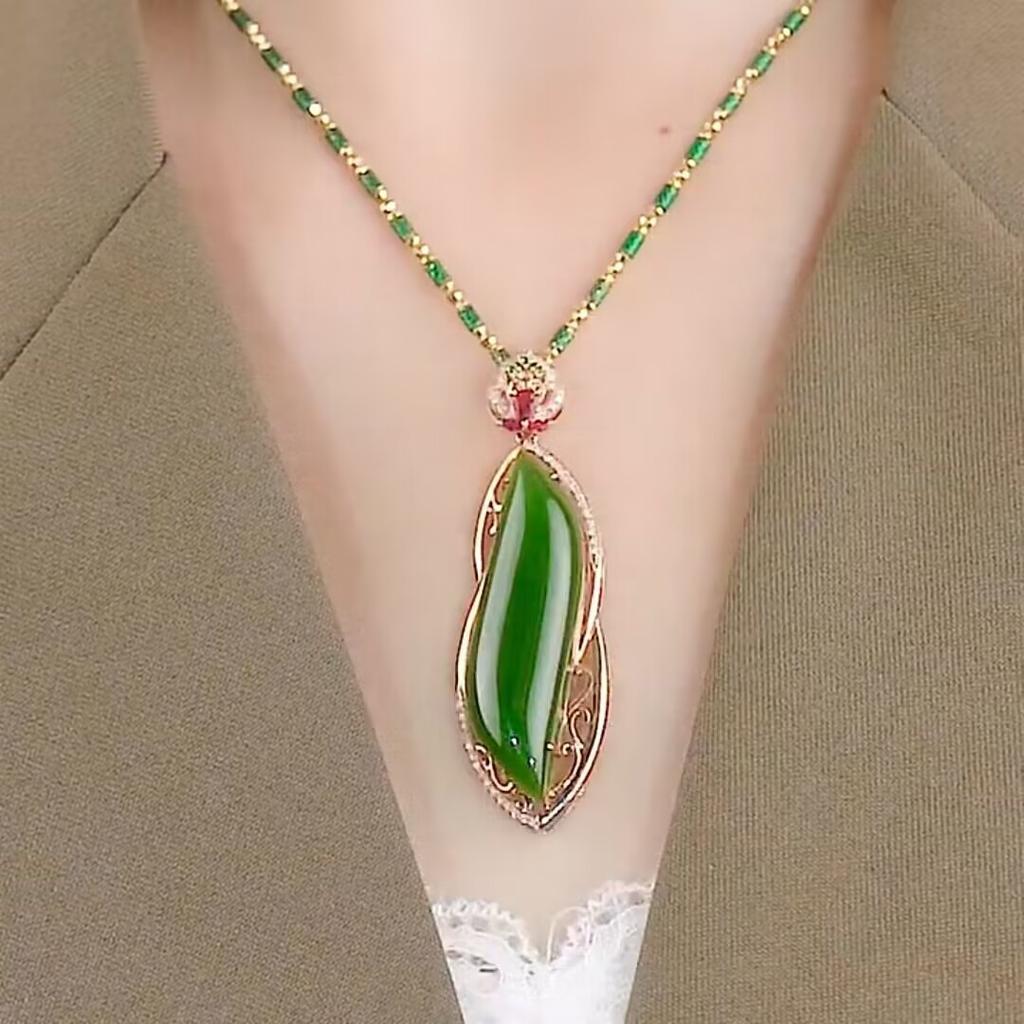 Original design beauty waist jade temperament fashion necklace personality imitation jade Internet celebrity explosion light luxury sweater chain