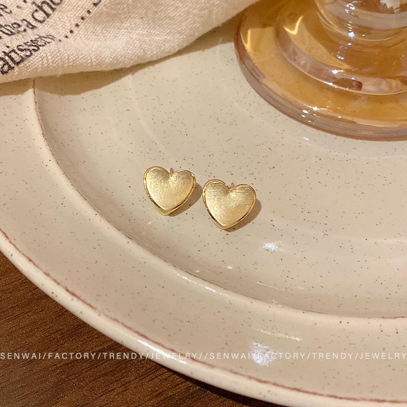 Матовые объемные серьги-гвоздики в форме сердца с текстурой женские серьги в холодном стиле серьги для commuters