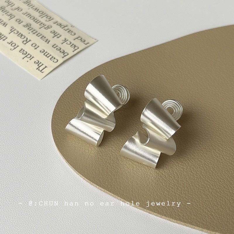 

Irregular twist matte metal earrings without ear piercings, niche design, retro matte geometric painless silicone ear clips