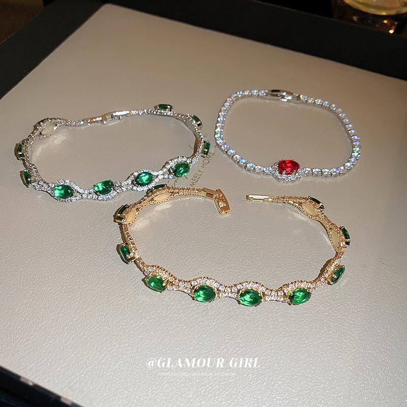 Emerald Green Vintage-Style Rhinestone Oval Bracelet: Luxurious, Versatile Hand Jewelry for Elegant Women