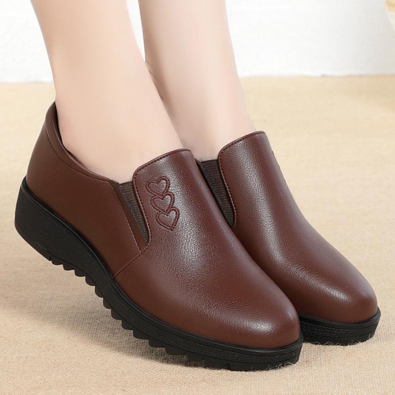 New Spring Autumn Mother Flats Shoes Soft Sole Loafers Round Toe Shoes  Flat Sole Non Slip Female Casual Leather Shoes