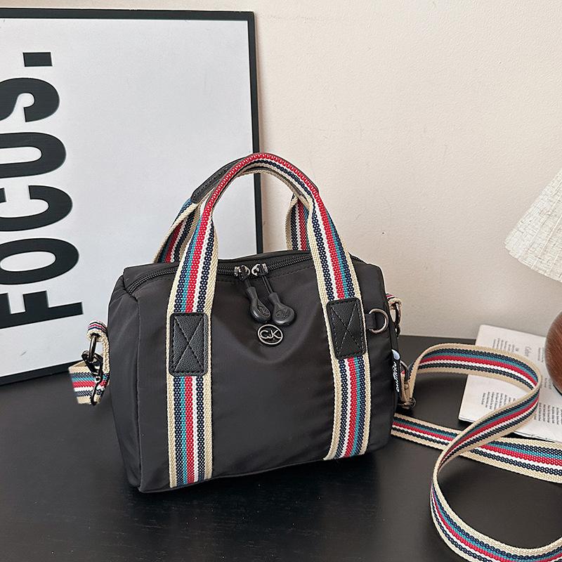 

2025 fashion trend personalized shoulder messenger bag casual simple new bag autumn and winter women s small square bag чорний