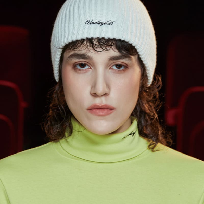 

НЕ ЛЕГИРОВАННАЯ КЛАССИЧЕСКАЯ ШАПКА С ЛОГОТИПОМ / ЦВЕТ СЛОНОВОЙ КОСТИ FREE