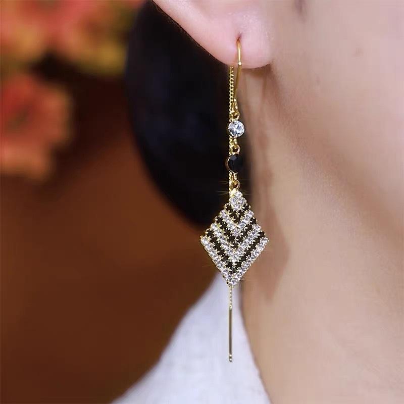 Elegant Black And White Rhombus Full Diamond Earrings Luxury Long Drop Ear Threads Slimming Face Fashion Versatile Ear Accessories