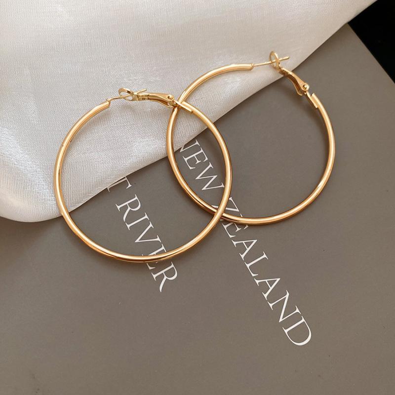 Stylish Irregular Three-Layer C-Shaped Earrings: European & American Metal Fashion Studs with a Luxurious High-End Appeal