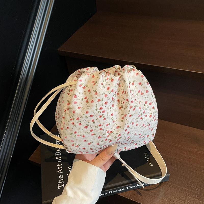 

Летняя новая повседневная сумка через плечо, милая сумка-ведро, новая нишевая сумка-мессенджер для通勤, легкая модная сумка для женщин