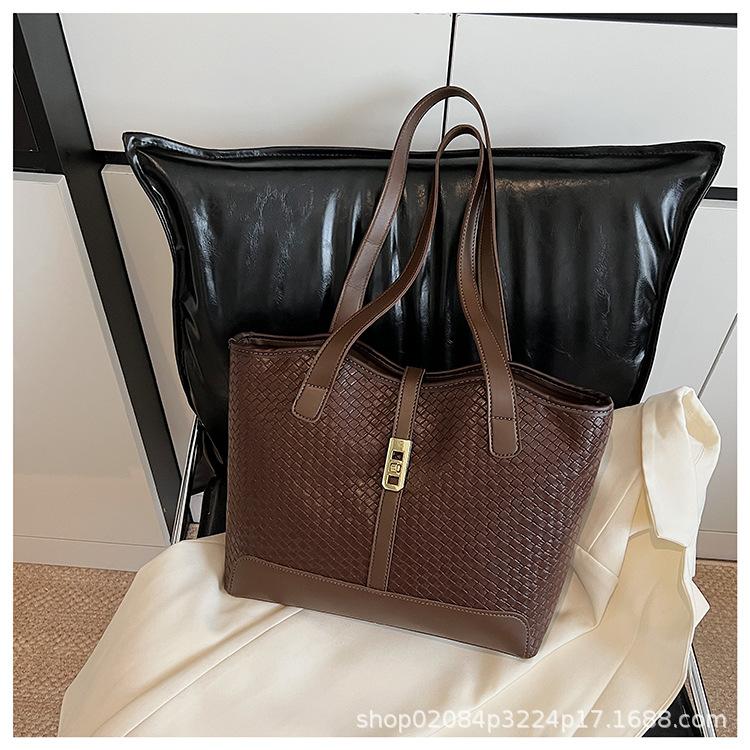 2025 new large-capacity woven pattern tote bag retro versatile underarm bag fashionable and explosive shoulder bag