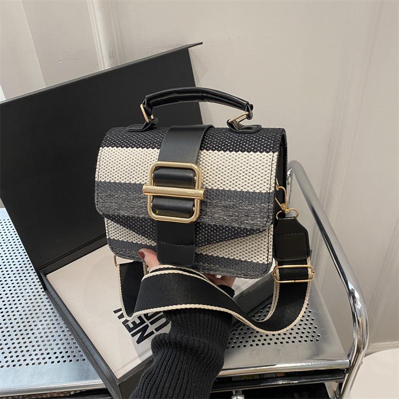 2025 new fashion shoulder bag niche design portable small square bag women's bag winter foreign style messenger bag