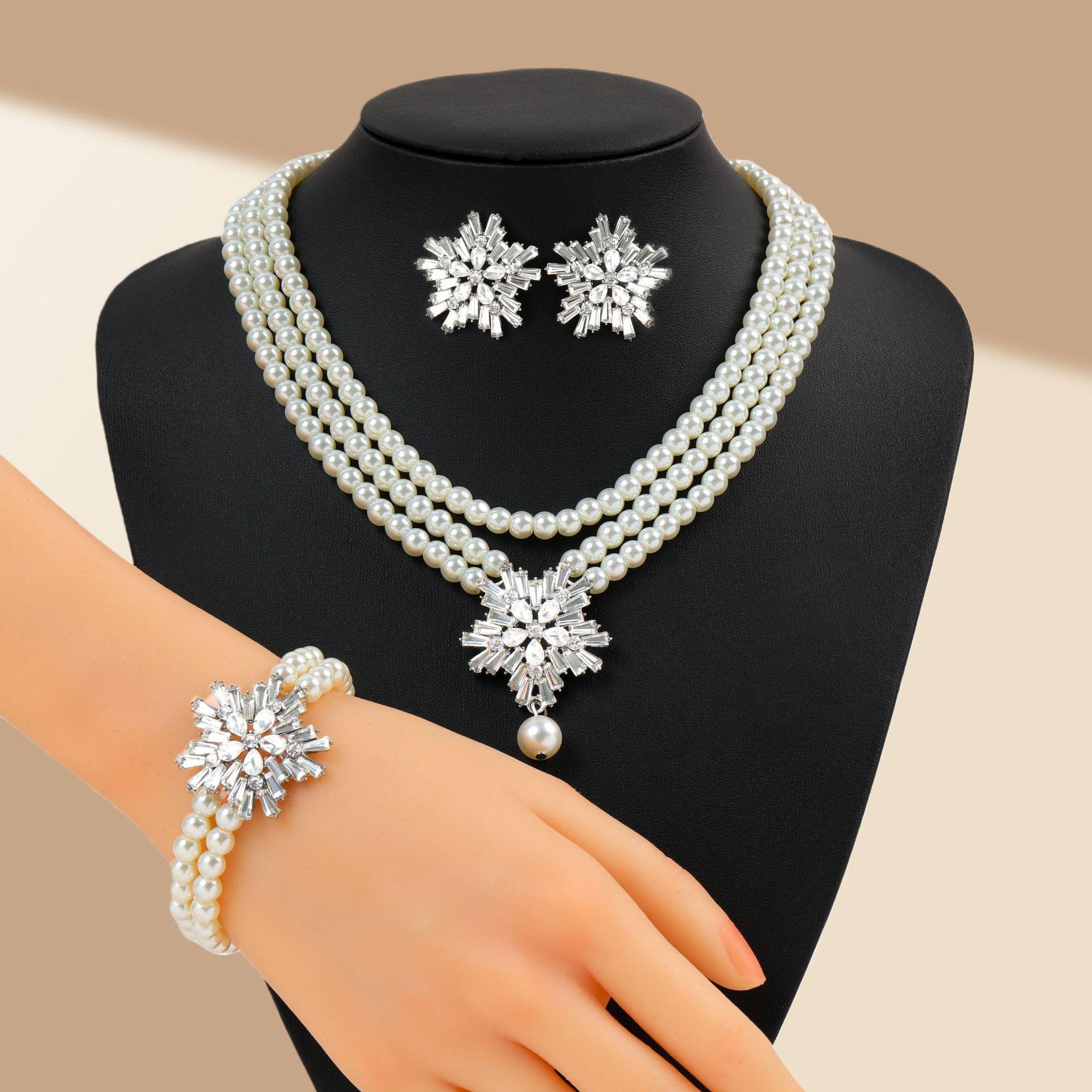 Jewelry Set: Snowflake Diamond-Embellished Necklace, Bracelet, and Earrings with Pearl Design. One Size серебряный