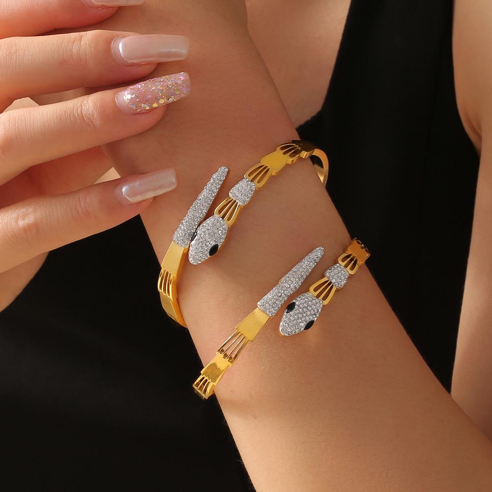 Retro Mode Eingelegtes Diamantarmband: Farberhaltender Titanstahl mit ausgehöhltem Design