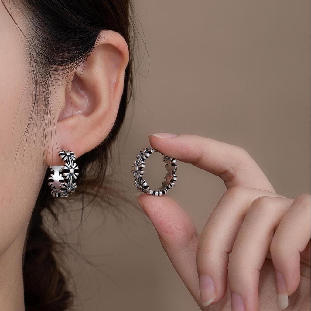 Silver Needle Geometric Heart Hoop Earrings - Retro & High-End Style for a Bold Look