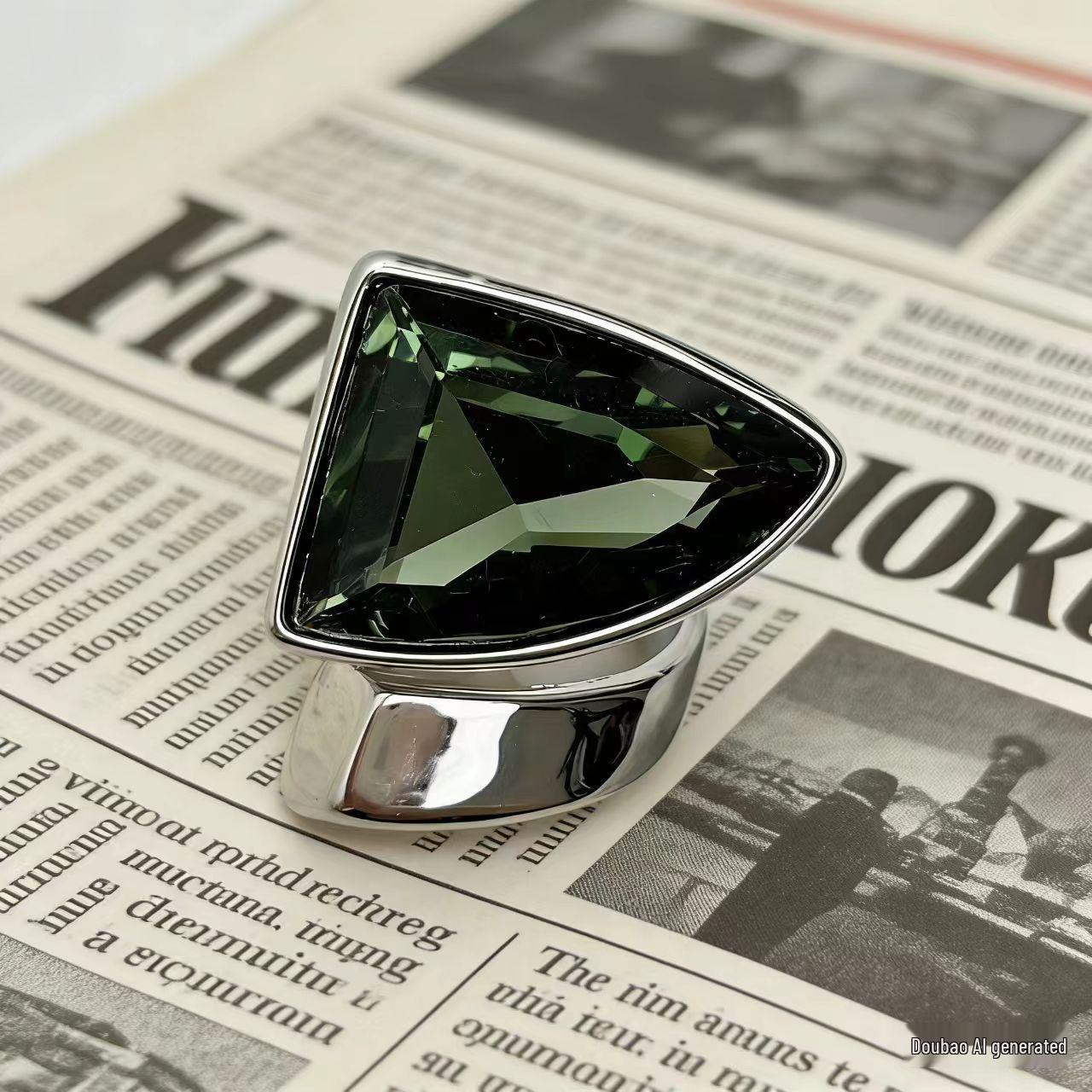 Women s Green Crystal Triangle Ring - Elegant Gold & Silver Adjustable Zircon Design серебряный