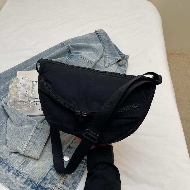 

Large capacity bag women s new niche design shoulder messenger bag high-end cloth bag dumpling bag чёрный