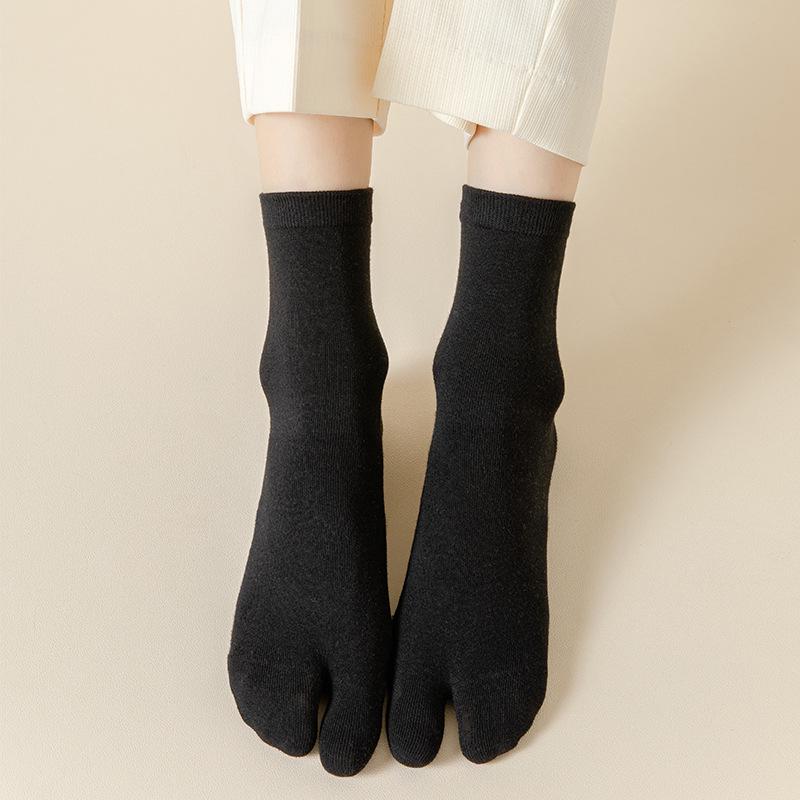 Women's Solid Color Split Toe Mid-Calf Socks for Geta - Suitable for Spring, Autumn, and Summer