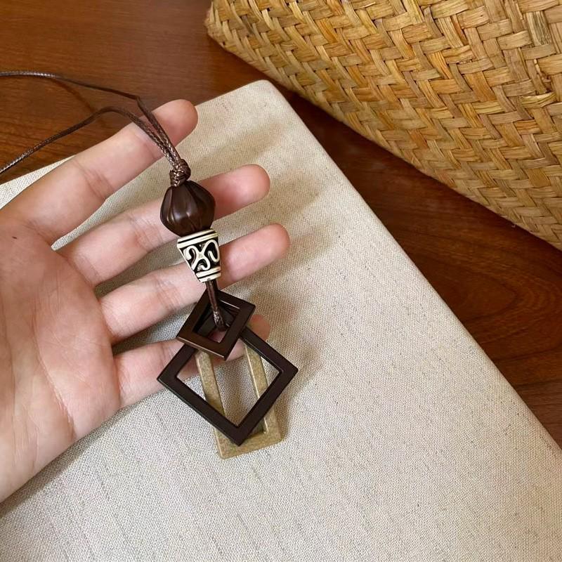 High-End Women's Retro Oval Geometric Resin Necklace