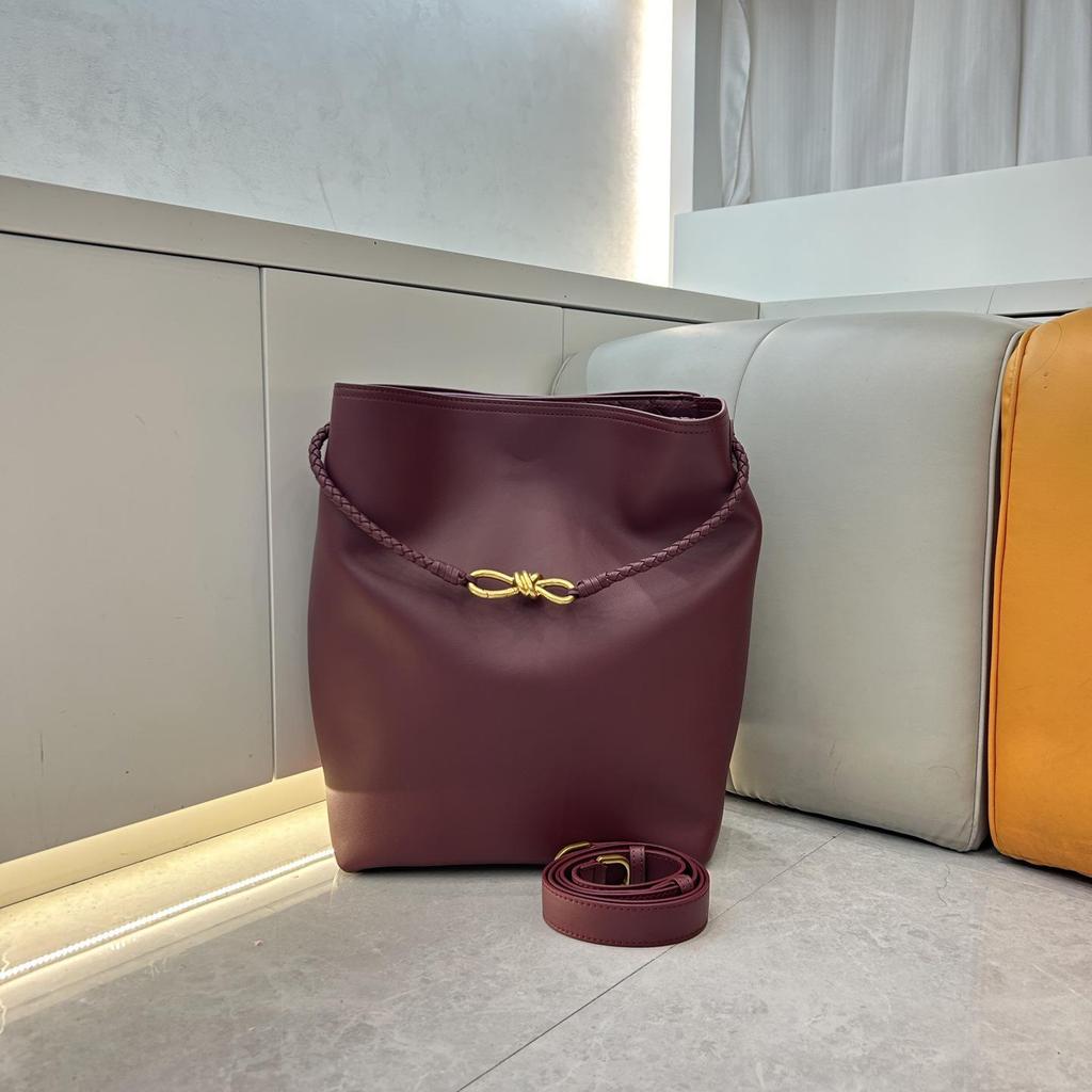 Grenzüberschreitende Mode Rindsleder Große Kapazität Geflochtene Schmetterlings-Eimer-Handtasche - Vielseitige Pendler-Crossbody-Tasche für Damen.