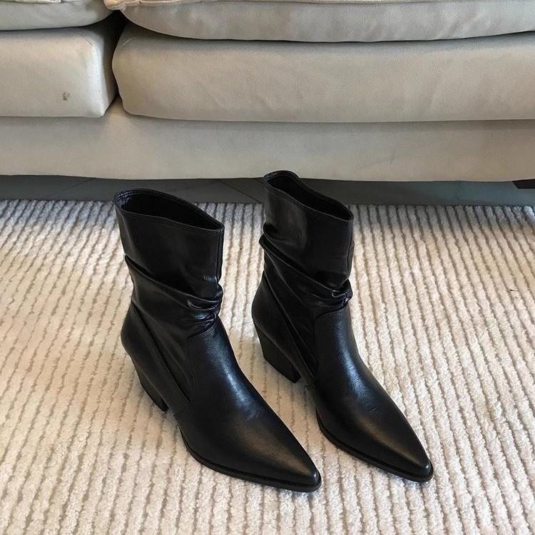 Super fire! Foreign style small short boots women's new autumn and winter models with skirts, black pointed thick heels, heightened folds, piled boots