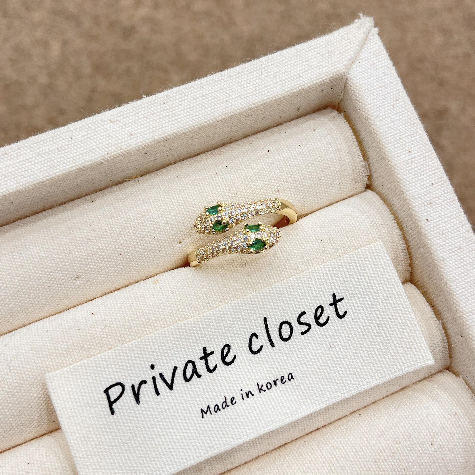 

Элегантное кольцо в виде двуглавой змеи: Уникальный открытый дизайн, модное решение для женщин. RR670 золотой