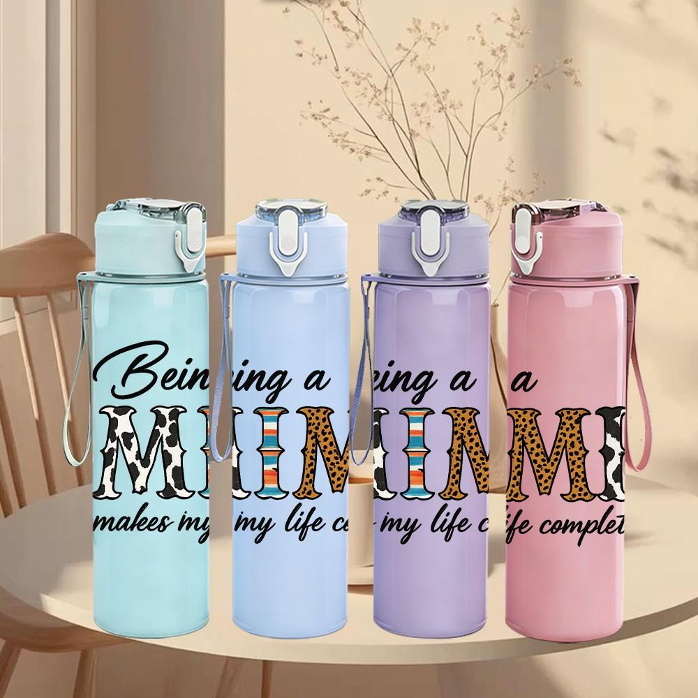 1PC Being A Mimi Text Pattern 750ml Color Plastic Sports Water Bottle Leakproof Flip Straw Lid Suitable for Sports Office Home Use